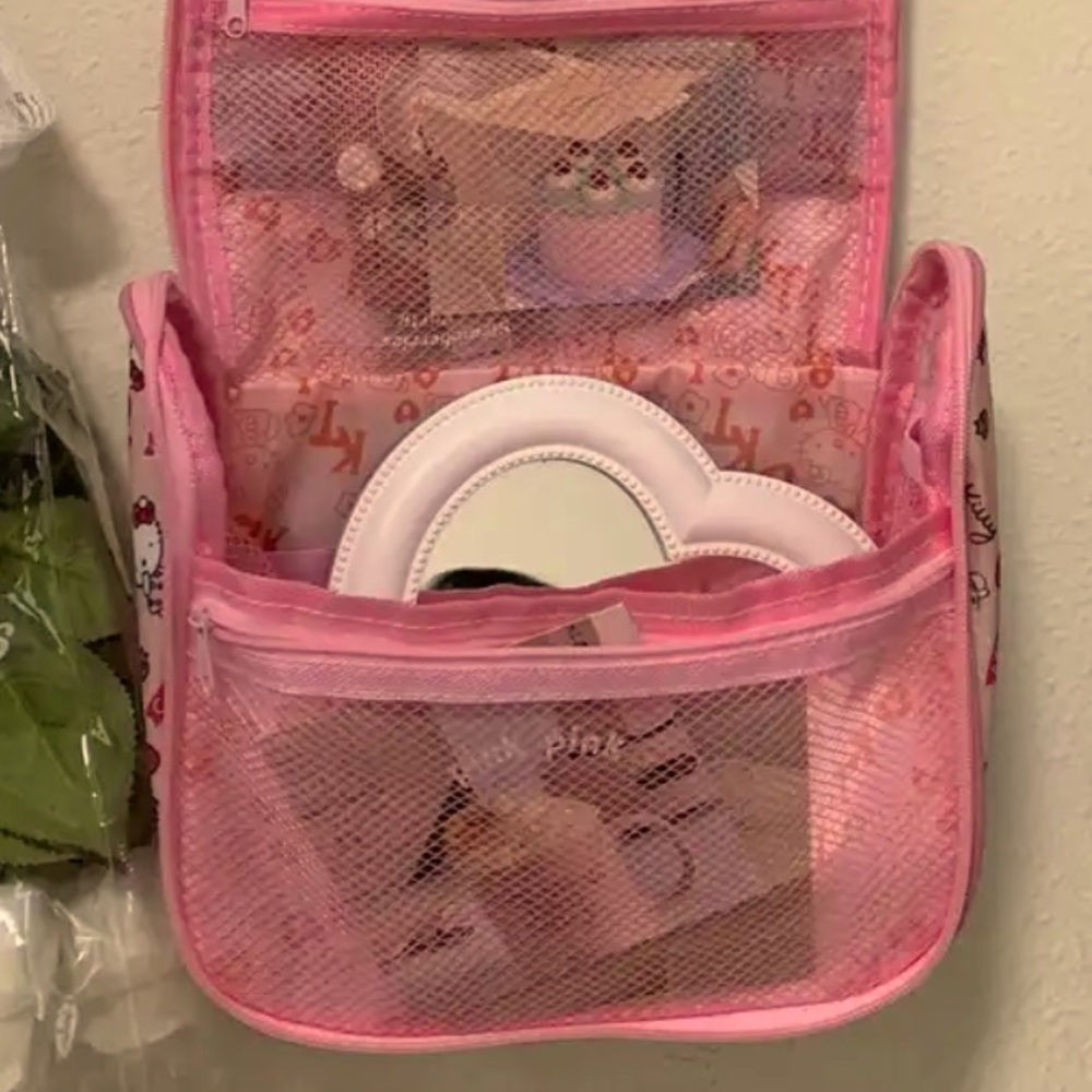 Adorable Hello Kitty Hanging Toiletry Bag / Make Up bag 🌺
